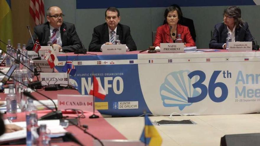 La delegación de Corea del Sur, en primer término, junto a otros representantes durante la jornada inaugural de la reunión anual de NAFO, ayer en Vigo.