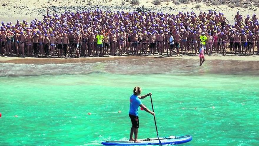 Las fuertes corrientes obligan a sacar del agua a más de 500 nadadores entre Lanzarote y La Graciosa