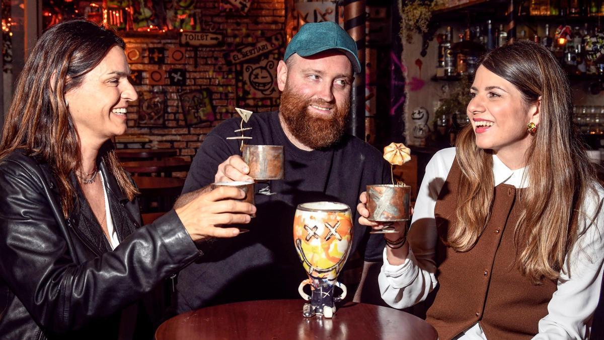 El 'bartender' y artesano Luca Corradini, entre sus socias en El Bestiari, Mar Galopa y Teresa Sáez.