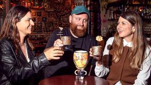 El bartender y artesano Luca Corradini, entre sus socias en El Bestiari, Mar Galopa y Teresa Sáez.