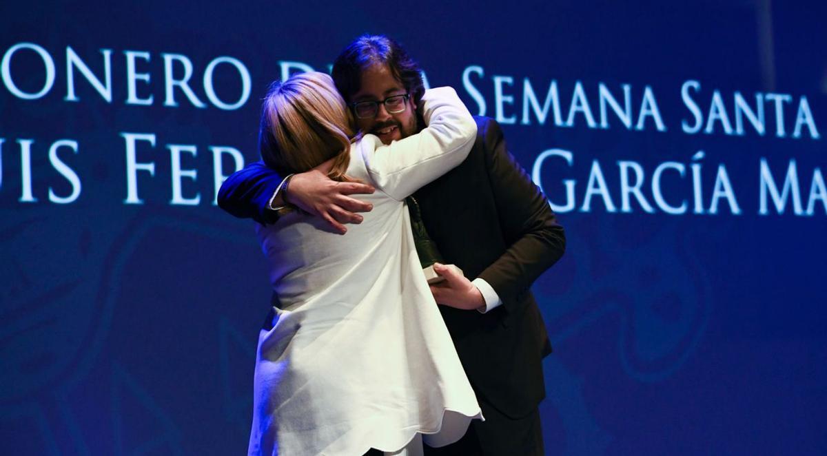 El pregonero recibe un cariñoso abrazo de Isabel García tras su pregón. | Miguel Ángel Lorenzo