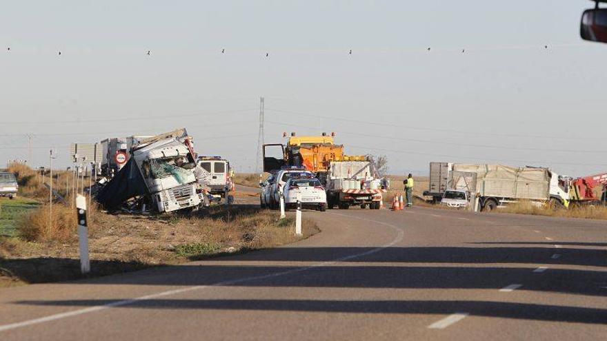 Un fallecido en un choque con un camión en la N-II