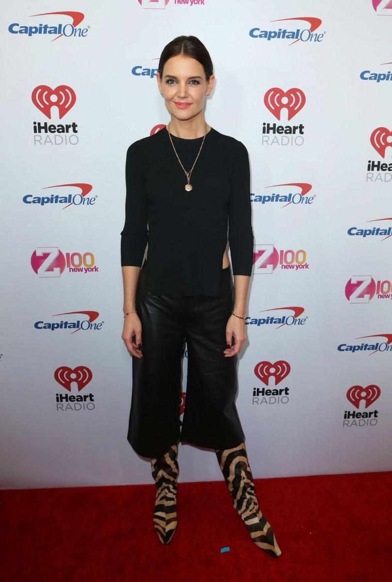 Katie Holmes con look negro y botas animal print