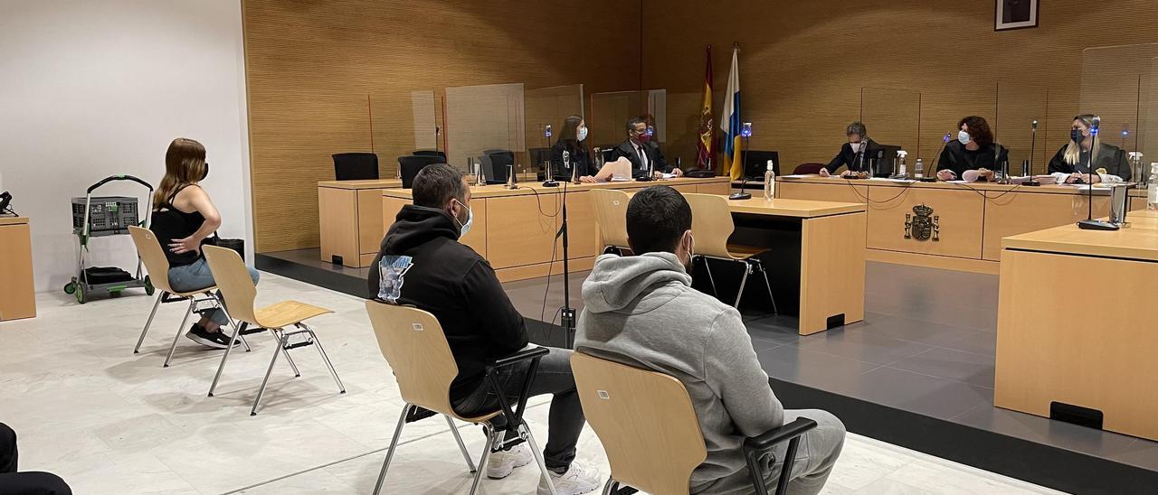 De izquierda a derecha los acusados Paula S., José Braulio M. y José Octavio R., este miércoles en el juicio en su contra.