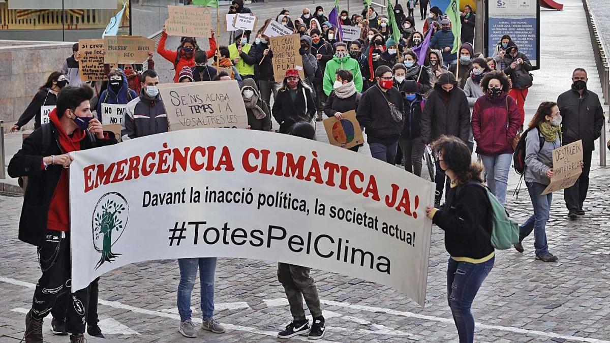 La manifestació recorrent els carrers de Girona ahir a la tarda.