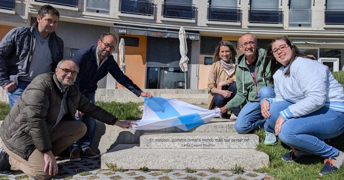 A  familia do escritor e o alcalde descubriron onte o chanzo de Casares na Praza da Biblioteca.