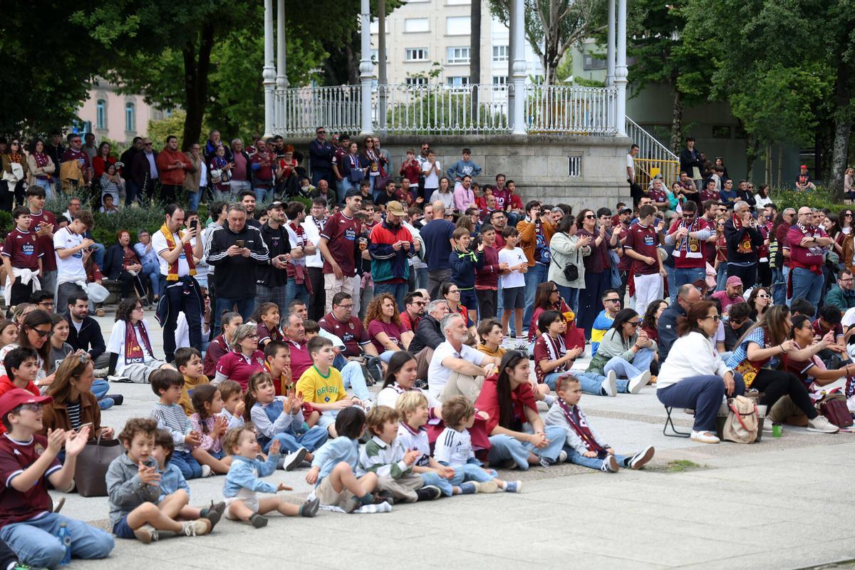 Aficionados del Pontevedra CF siguen el partido contra el Tenerife por pantalla gigante delante de la Diputación Provincial