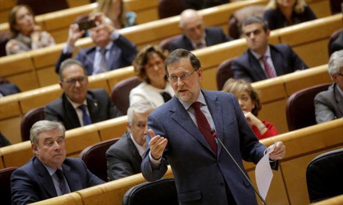 El presidente del Gobierno, Mariano Rajoy, habla desde su escaño en el pleno del Senado. El presidente del Gobierno, Mariano Rajoy, habla desde su escaño en el pleno del Senado.
