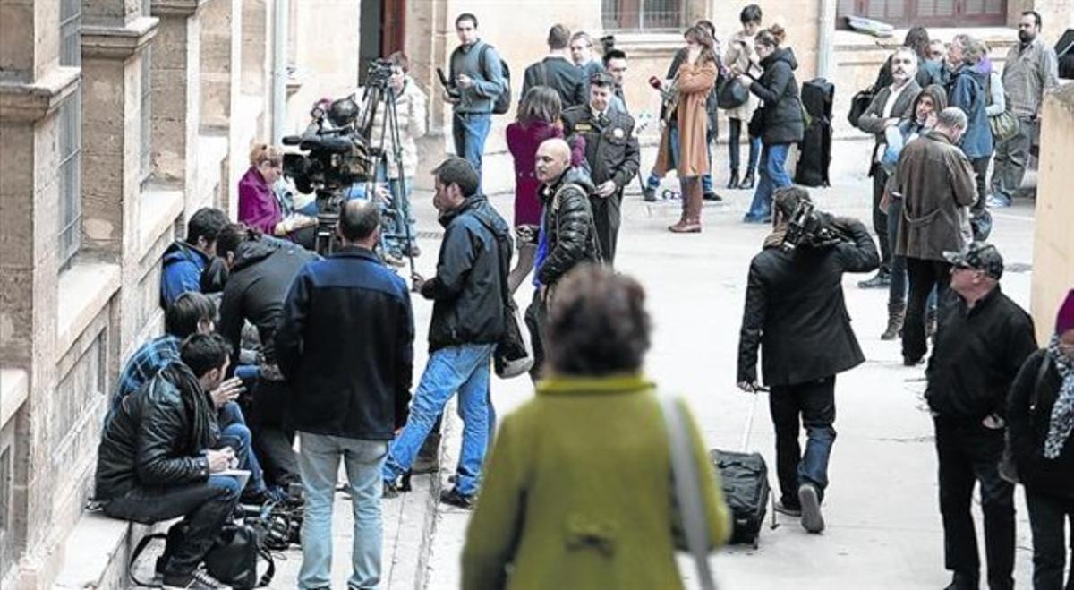 Periodistes i equips de televisió, ahir als voltants del jutjat. Periodistes i equips de televisió, ahir als voltants del jutjat.
