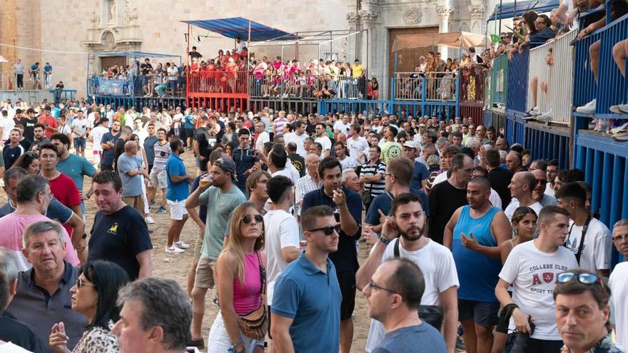 Miles de personas no se perdieron ayer la esperada exhibición del toro de Miura patrocinado por Satine.