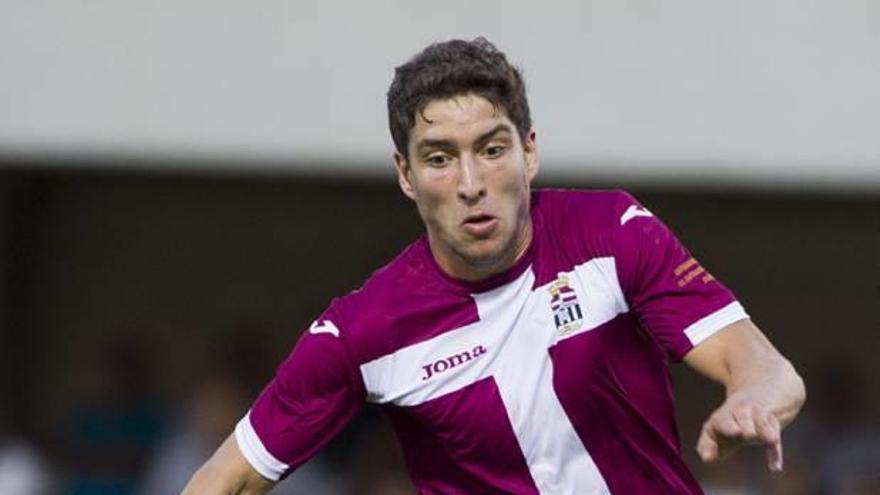 Montero en plena acción ante el Almería B.