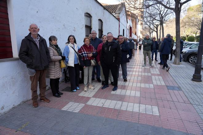 Colas desde primera hora en la plaza de toros de Castelló para comprar las entradas de la Magdalena 2026