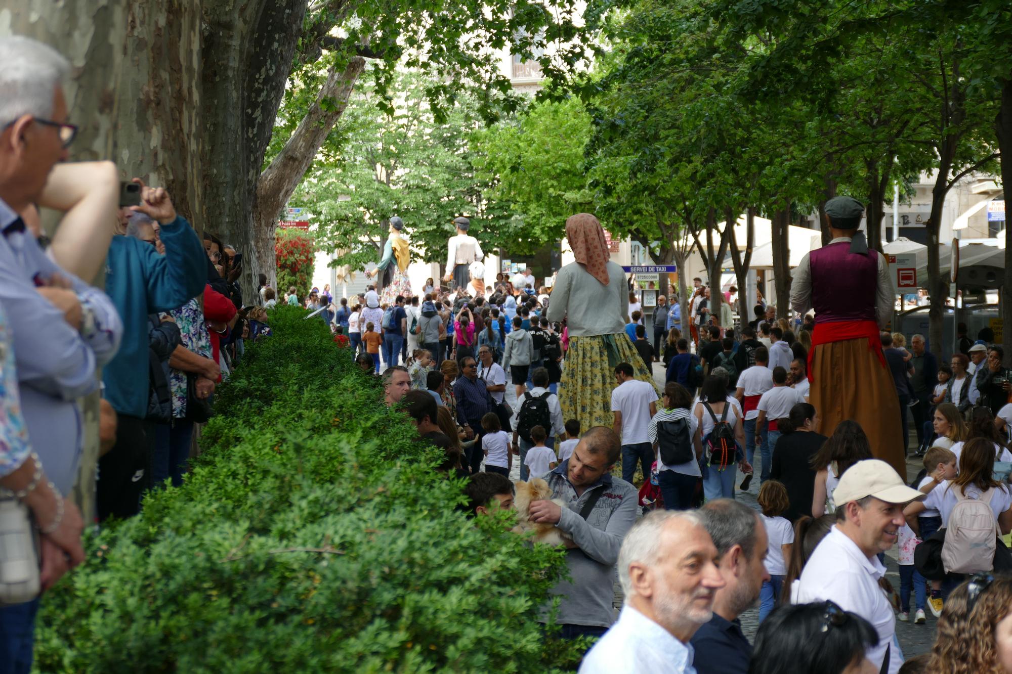Vuit colles gegants passegen pel centre de Figueres
