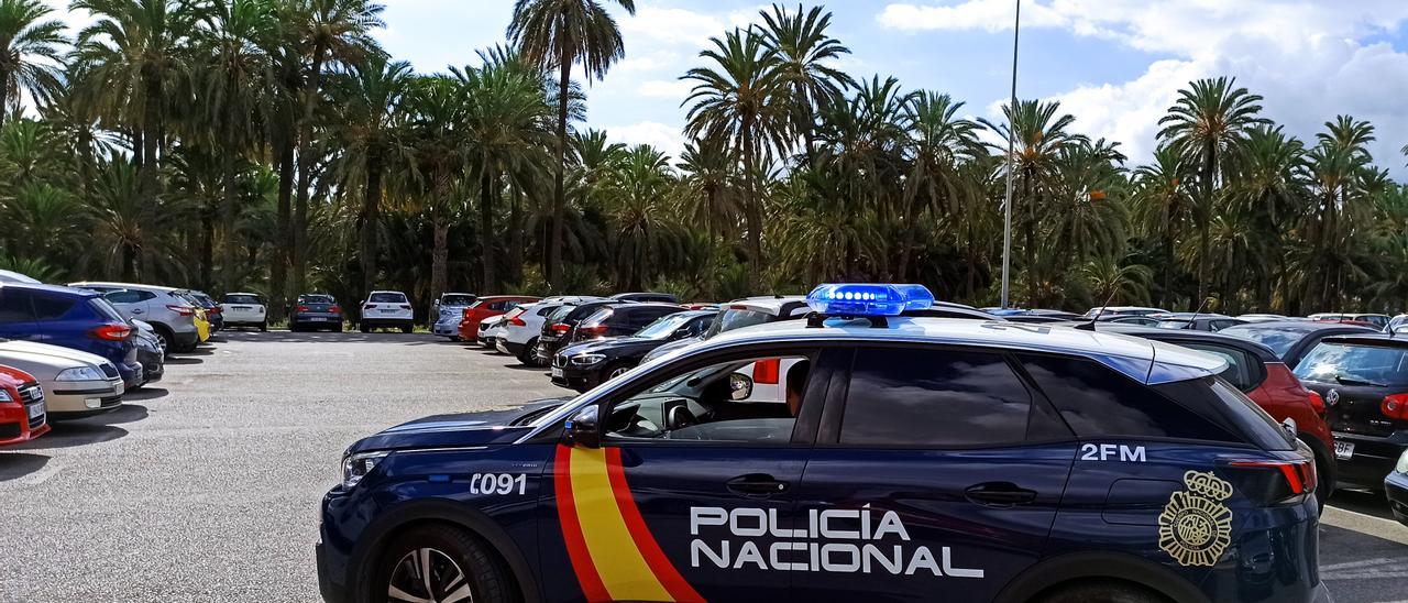 Un coche de la Policía Nacional durante el dispositivo en el parking del Hospital