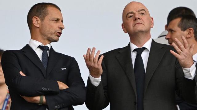 Ceferin, president de la UEFA, al costat d’Infantino, màxim mandatari de la FIFA, en un partit de l’Eurocopa del 2024 a Berlín.  | ROBERT MICHAEL / DPA
