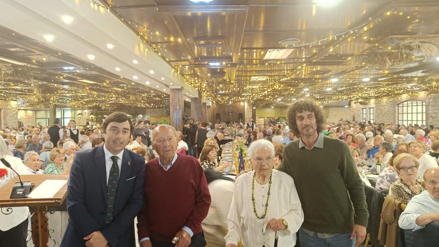La centenaria Fina Santalla y Jesús Hevia, homenajeados en Llanera, con más de 800 jubilados en la comida de San Isidro