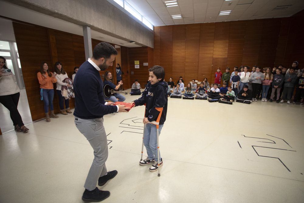 El alcalde de Sagunt felicita al alumno ganador de un certamen nacional de poesía