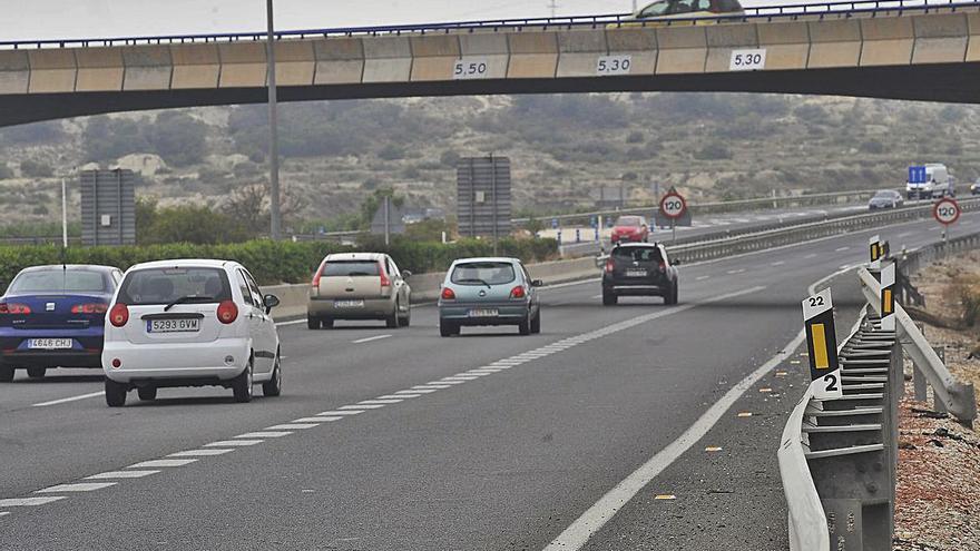 Vehículos circulando a la altura del acceso al aeropuerto de El Altet. | MATÍAS SEGARRA