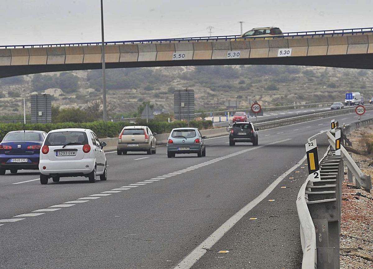 Vehículos circulando a la altura del acceso al aeropuerto de El Altet. | MATÍAS SEGARRA