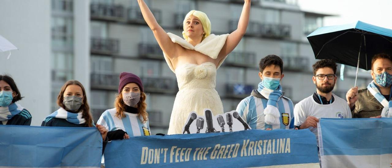 Una activista imita a la Evita en una protesta llevada a cabo en Glasgow por jóvenes argentinos.