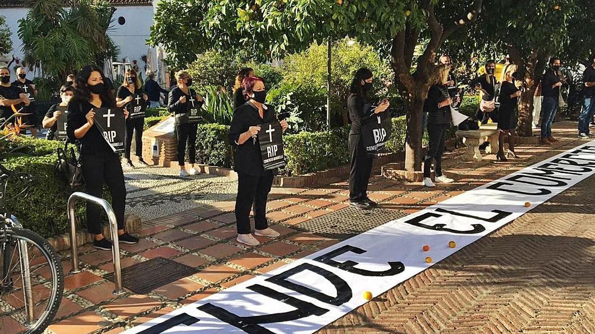 Comerciantes de Marbella durante una de las protestas contra la falta de ayudas municipales.