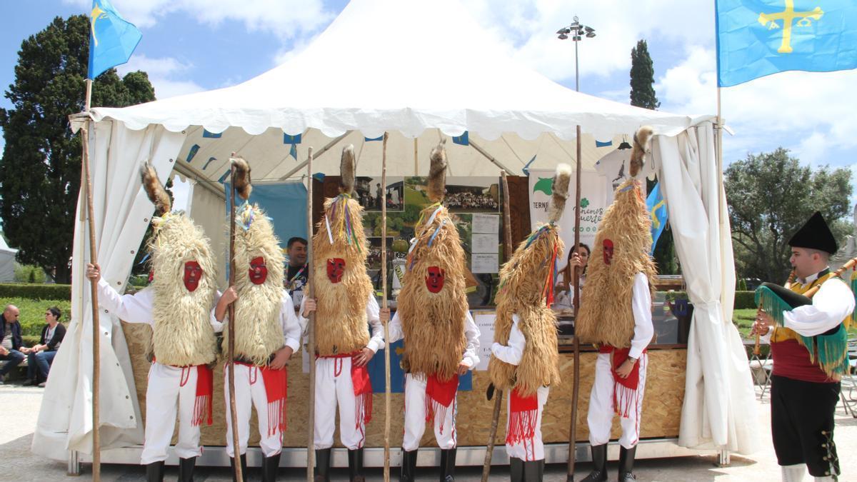 Los sidros de Valdesoto, en la mascarada celebrada en Portugal.