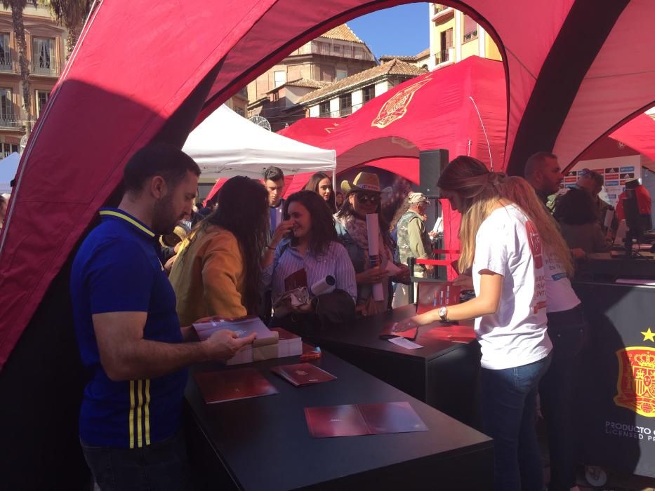 Cientos de aficionados hacen cola durante todo el jueves para fotografiarse con los trofeos de La Roja