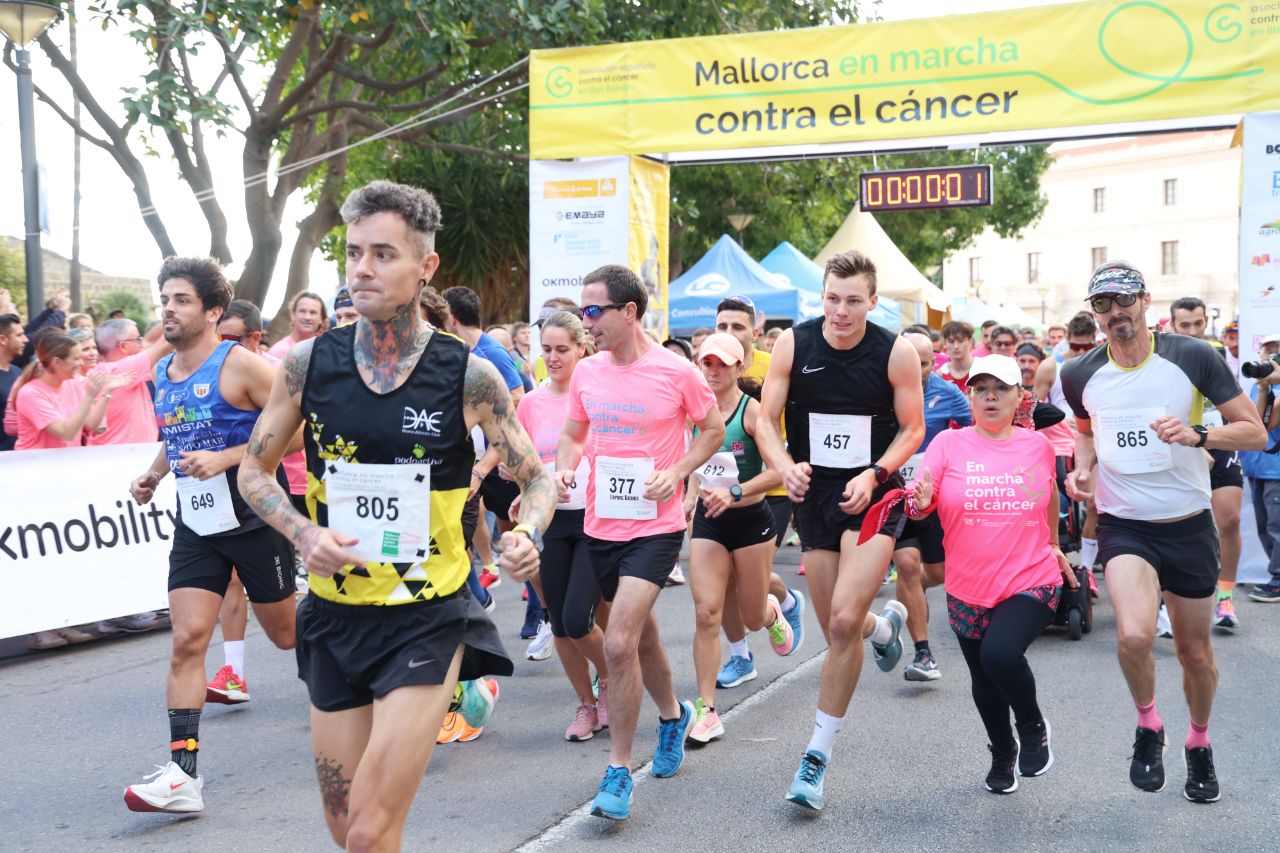 La carrera ‘Mallorca En Marcha Contra el Cáncer’ tiñe Palma de rosa