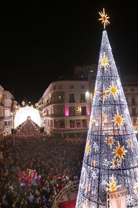 Un espectáculo de luz y sonido, actuaciones infantiles y un concierto de Siempre Así han dado la bienvenida a las fiestas en el Centro de Málaga