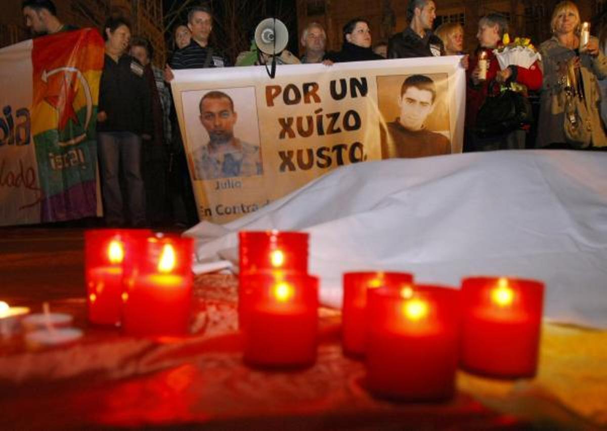 La manifestación que se celebró en protesta por la absolución, con una pancarta con las fotos de Julio e Isaac Al Daní.