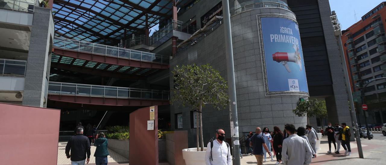 Clientes en la entrada del centro comercial Aqua de València, en una imagen reciente. | FRANCISCO CALABUIG