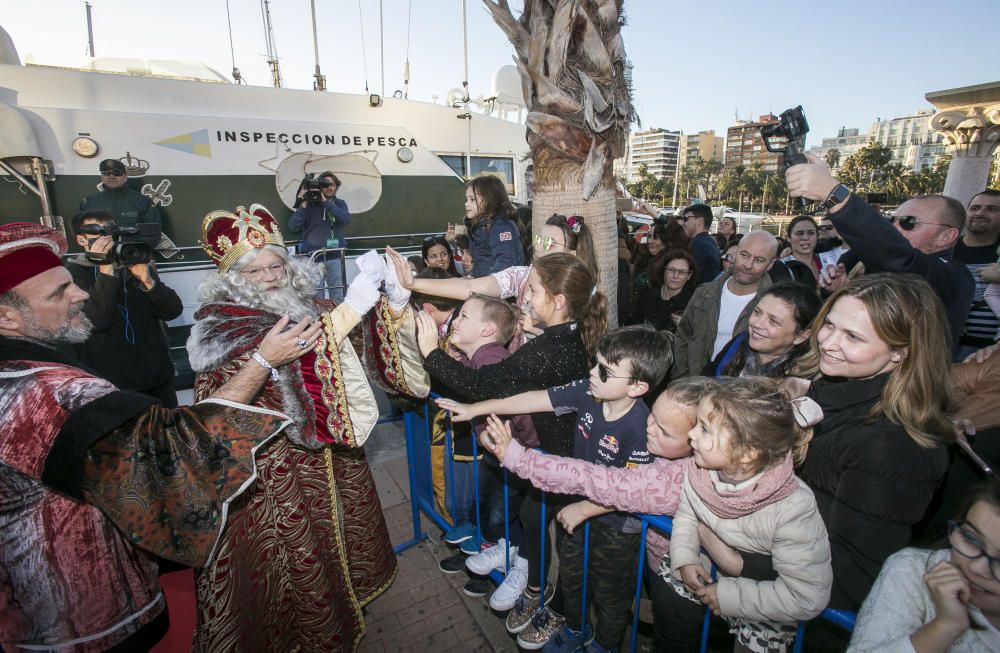 Los Reyes Magos llegan en barco y tocan tierra en las Escaleritas de la Reina.