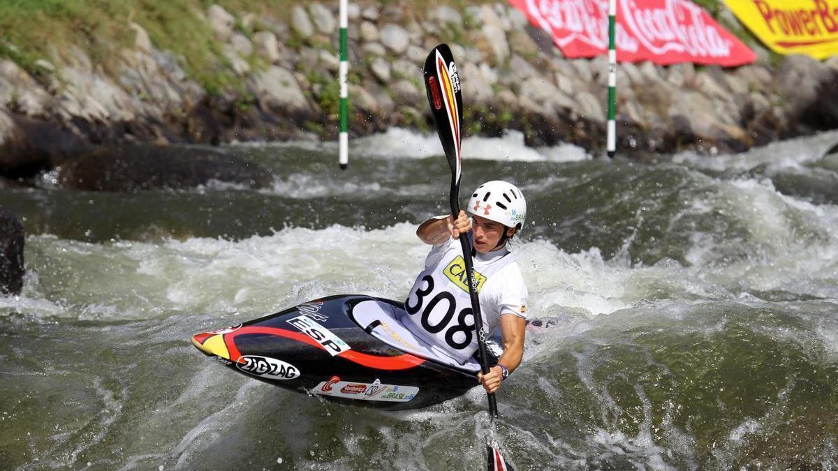 Maialen Chourraut descendiendo en canal.