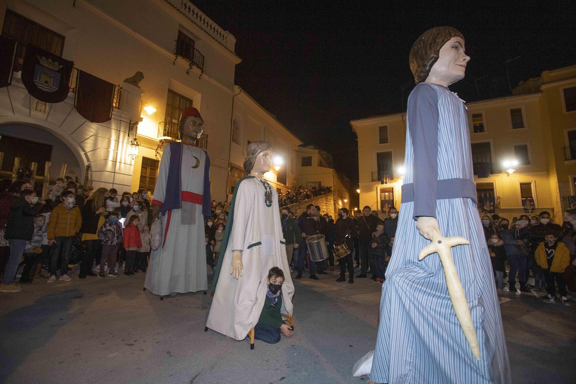 Ontinyent se vuelca en la "retreta" y el desfile de "Gegants i Cabets" por las fiestas de la Purísima