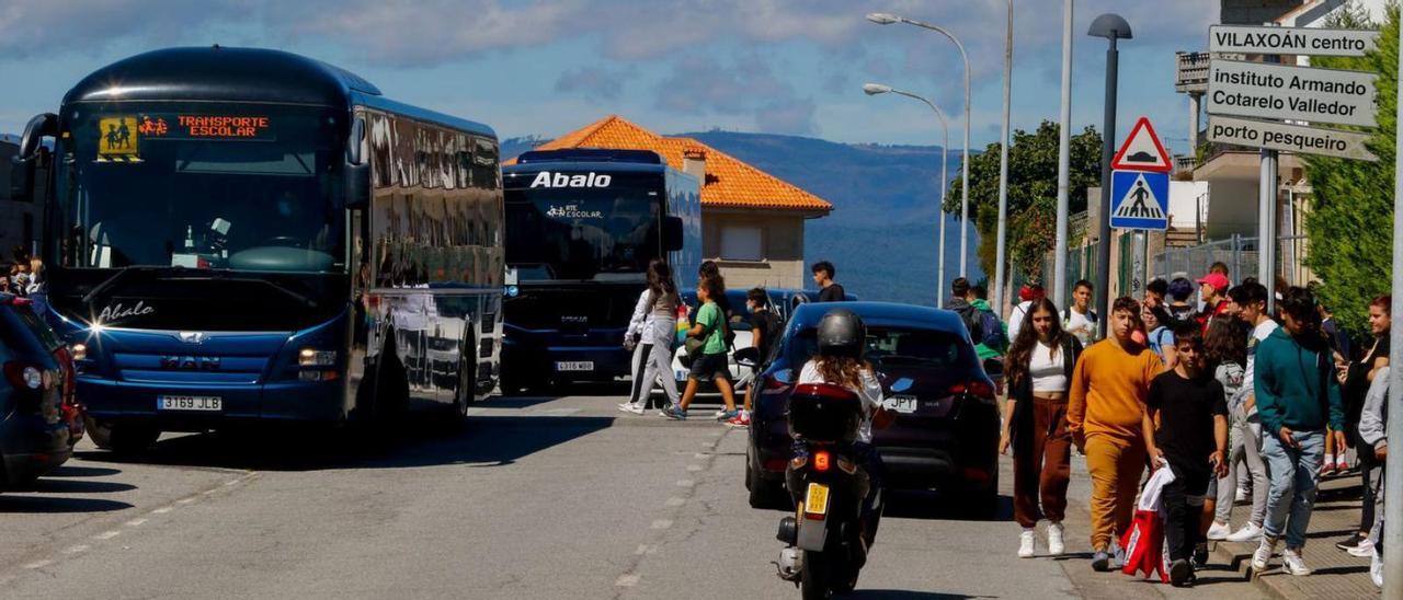 Estudiantes del IES Armando Cotarelo Valledor, a la salida de clase a principios de curso.