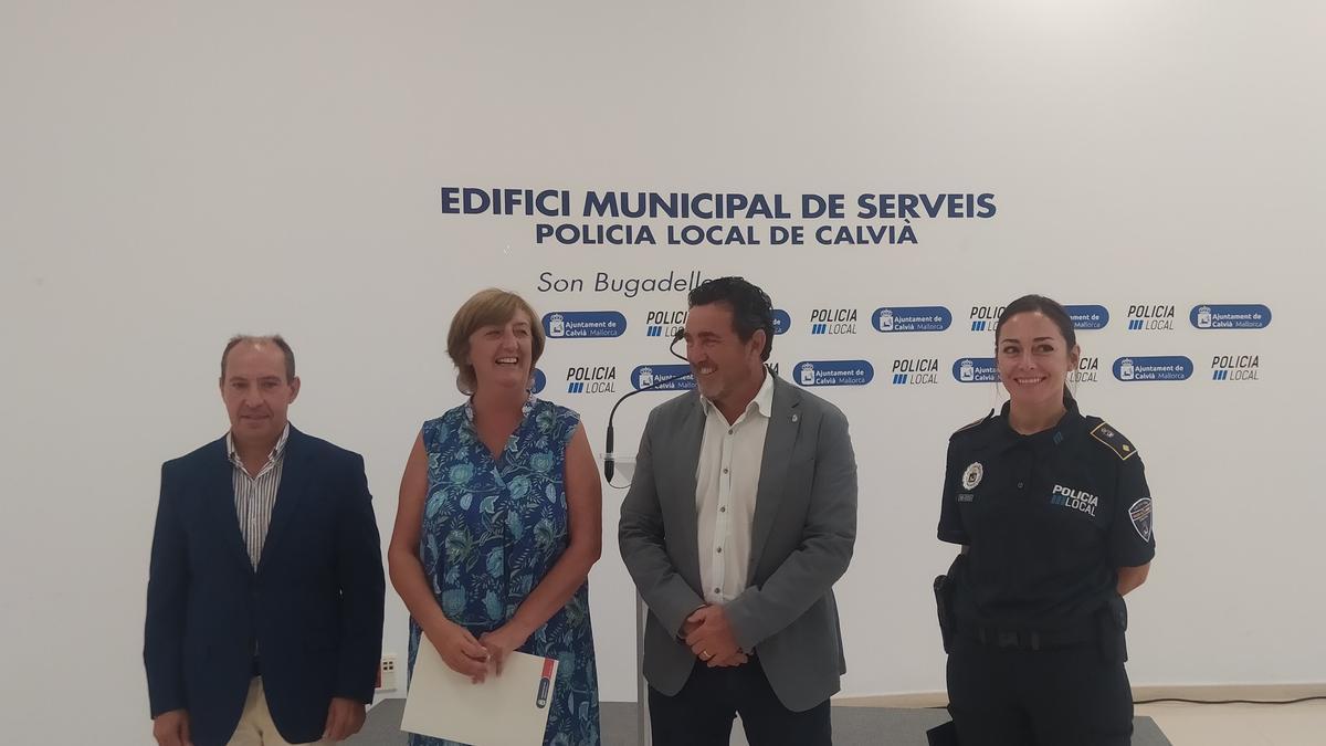 El equipo del gobierno municipal de Calvià junto a Esther Ribas, la jefa de la policía Local de Calvià.