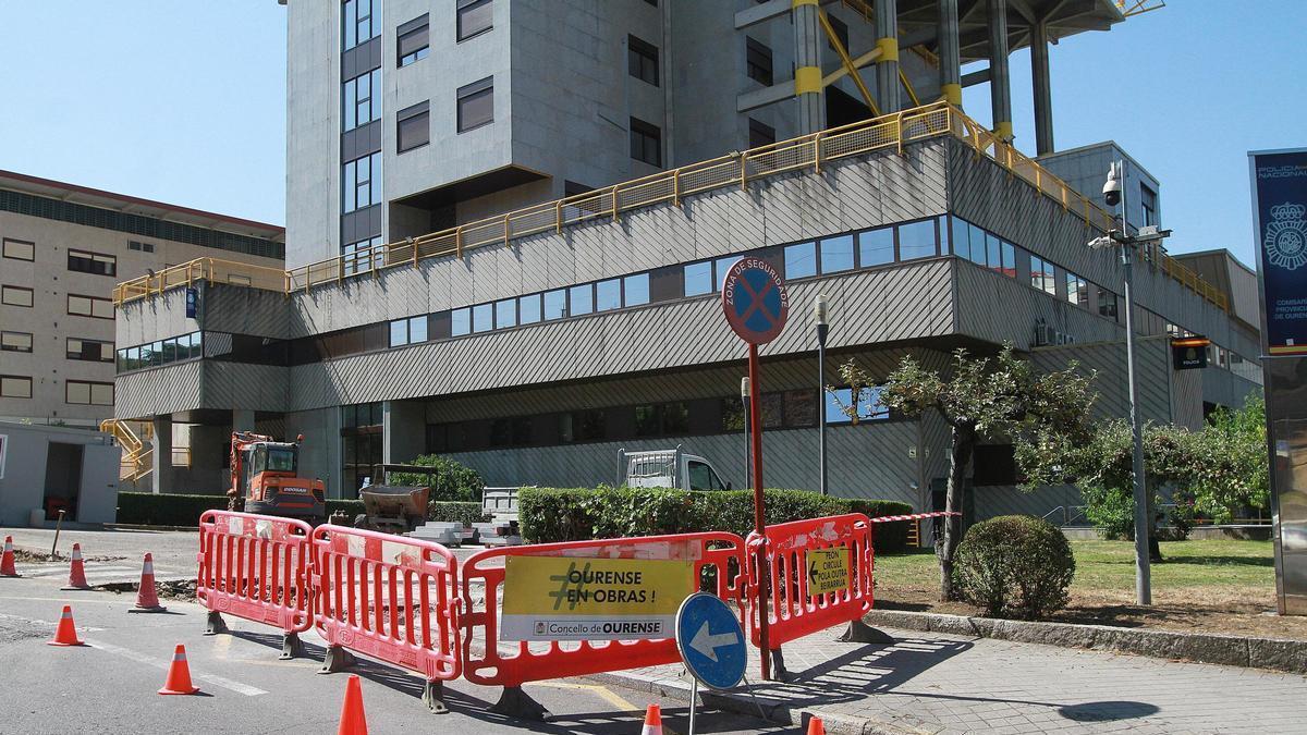 Las obras en la acera de la calle Ángel Barja, en el entorno de la comisaría provincial de la Policía Nacional en Ourense.