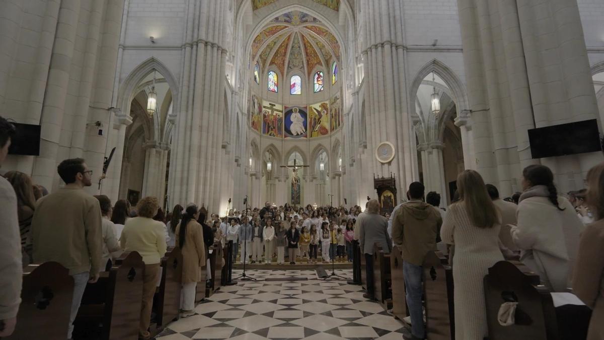 Grabación del coro del himno 'Alza la mirada' en la Catedral de la Almudena, en Madrid