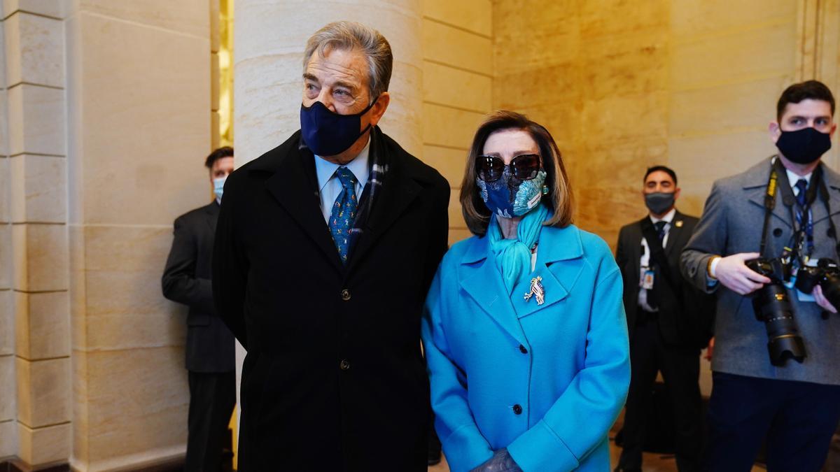 El esposo de Pelosi recibe el alta seis días después del ataque en su casa de San Francisco.