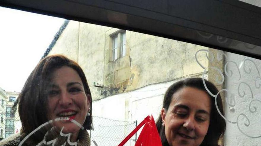 Diana Ameal y Conchi Fernández, en la Cruz Roja. // I. Abella