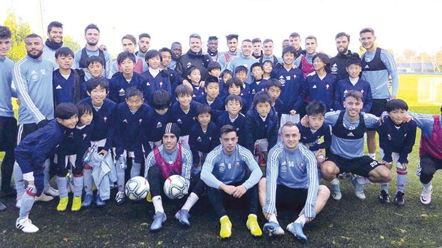 La primera plantilla, con jóvenes japoneses