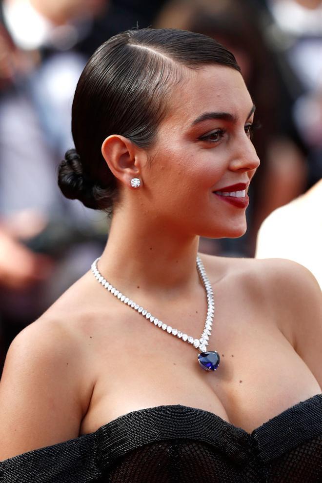 Con moño bajo y joyas de Chopard
