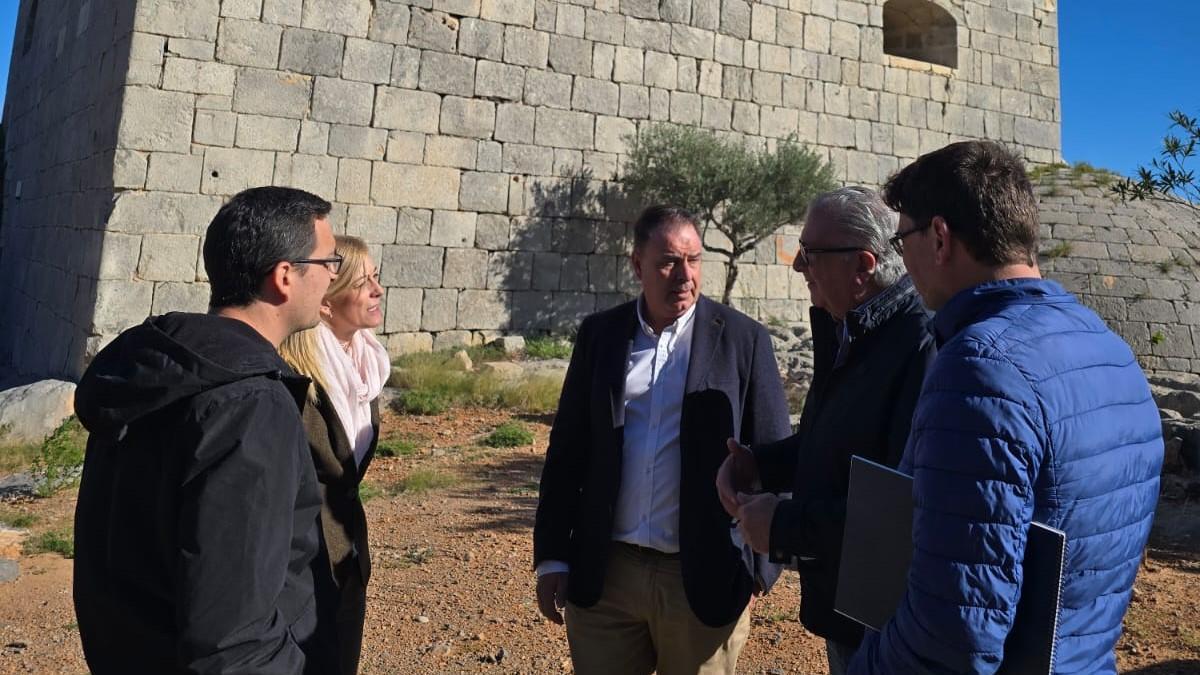 El alcalde, Rafael Albert; y la concejala de Patrimonio, Sonia Bellés, en una visita a la Torre del Rey.