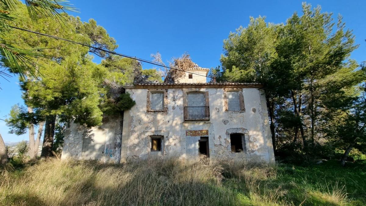 La casa de Dolors Piera y antiguo asilo es hoy una ruina