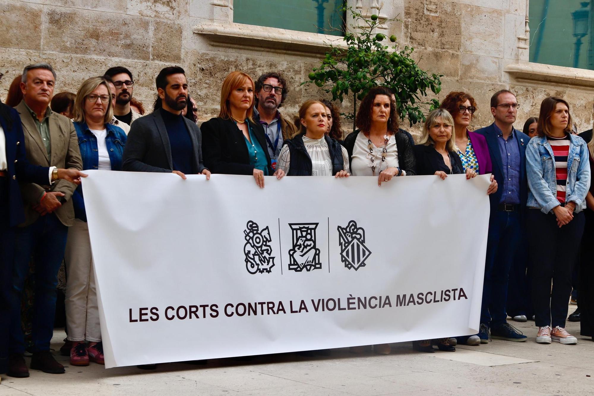 Minuto de silencio en les Corts Valencianes por la última mujer asesinada por violencia machista en Alicante