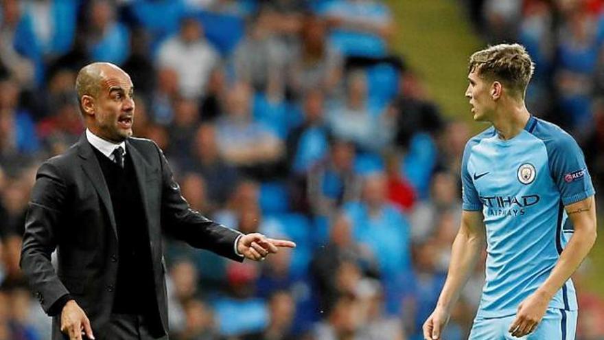 Guardiola dóna instruccions a Stones en el tranquil partit d&#039;ahir