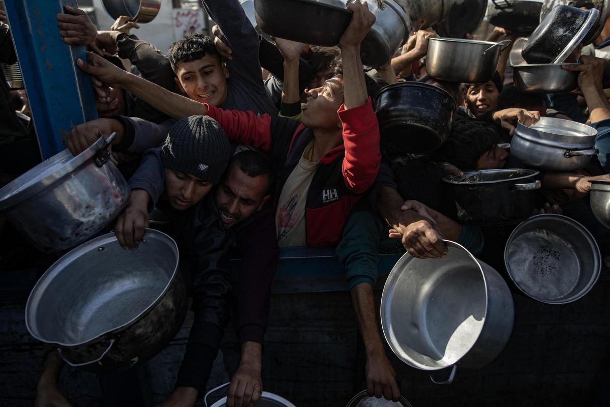 Desesperación para obtener comida en Khan Younis, en la Franja de Gaza