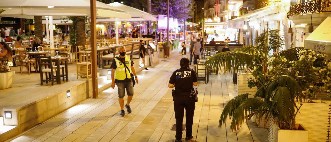 Un policía en una de las zonas de bares de la Marina, el verano pasado.