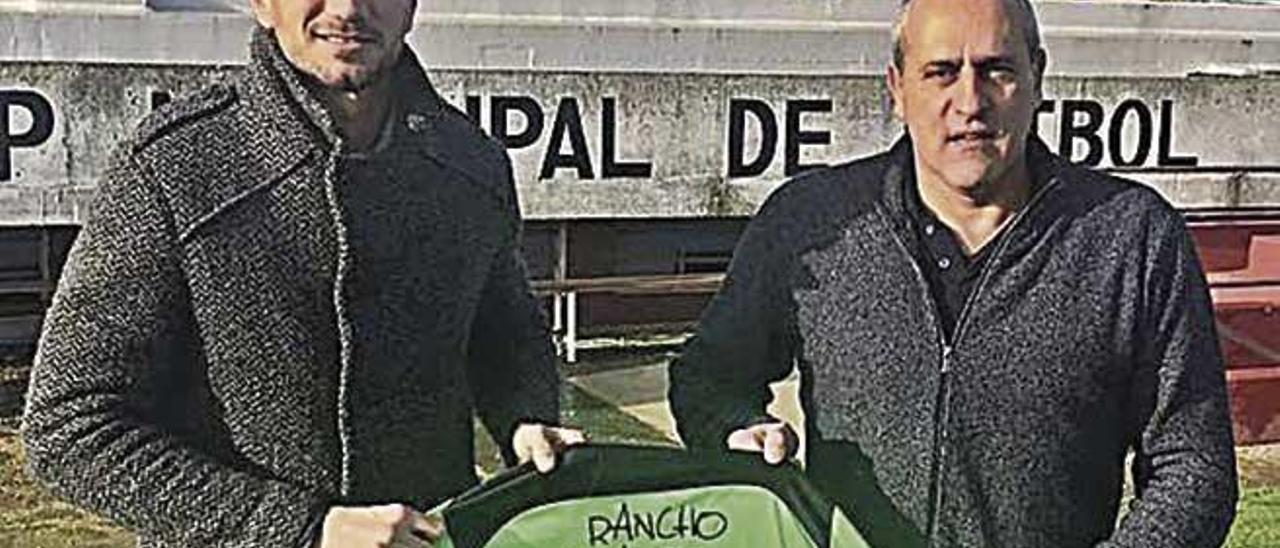 Imanol posa con el presidente Bennàssar.