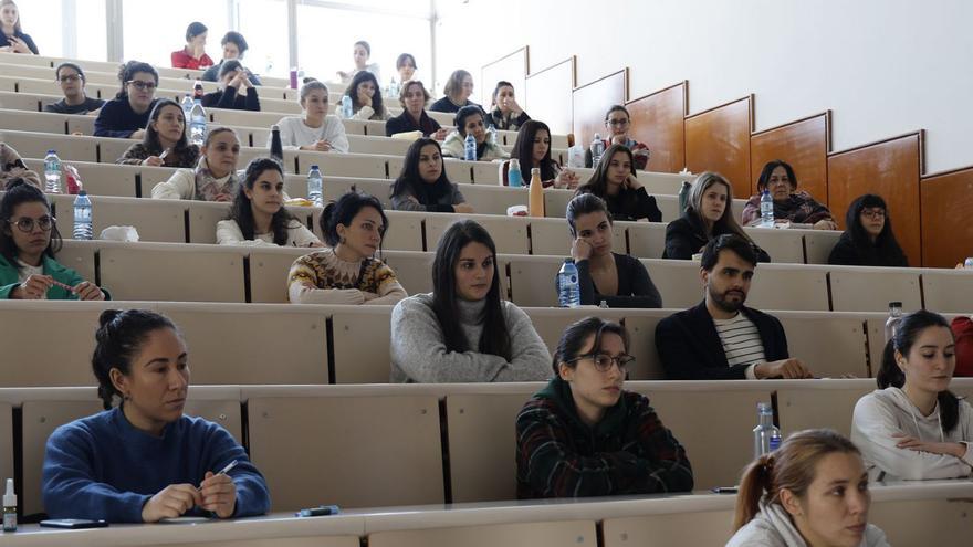 Jóvenes aspirantes a una plaza MIR  en un examen. |   // RICARDO GROBAS